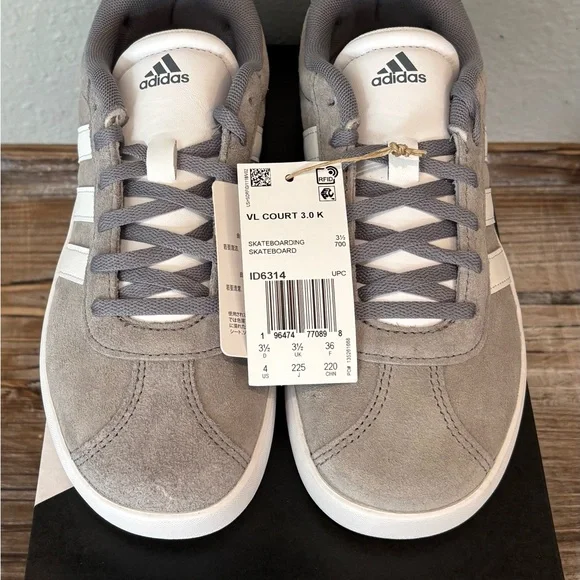 Adidas VL Court 3.0 K Sneakers, Unisex Big Kids Size 4, BNWT in box